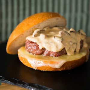 Hamburguesa de vedella amb el seu pa, ceps saltats i salsa de ceps