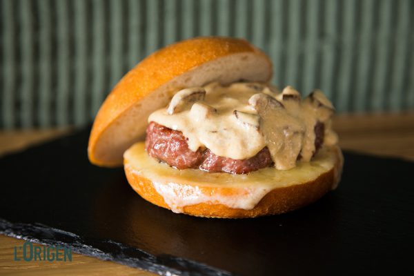 Hamburguesa de vedella amb el seu pa, ceps saltats i salsa de ceps