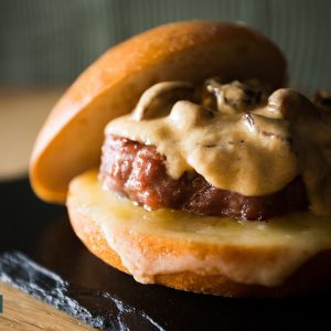Hamburguesa de vedella amb el seu pa, ceps saltats i salsa de ceps