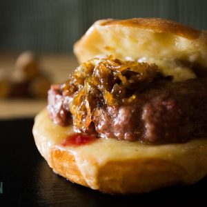 Hamburguesa de vedella amb el seu pa, i amb formatge i ceba confitada