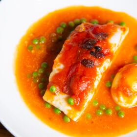 Bacallà a la catalana amb tomàquet, ou dur i panses