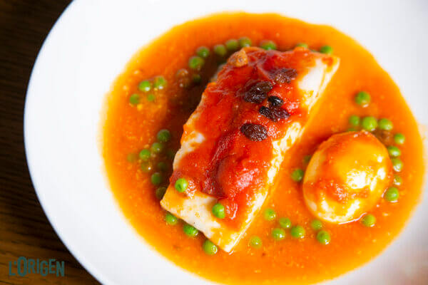 Bacallà a la catalana amb tomàquet, ou dur i panses