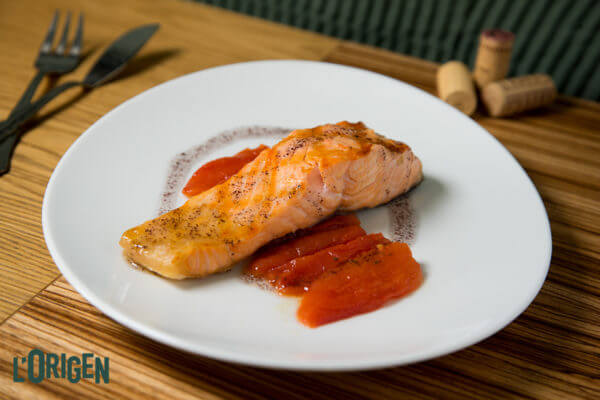 Salmó a la brasa amb tomàquet confitat a la farigola