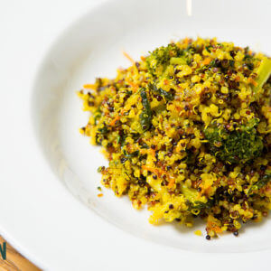 Quinoa tricolor amb verduretes, bolets de cultiu i un toc de cúrcuma - Imatge 2