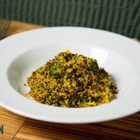 Quinoa tricolor amb verduretes, bolets de cultiu i un toc de cúrcuma