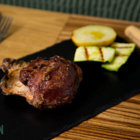 Galta de porc a la brasa amb guarnició