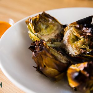 Carxofes a la brasa amb salsa romesco