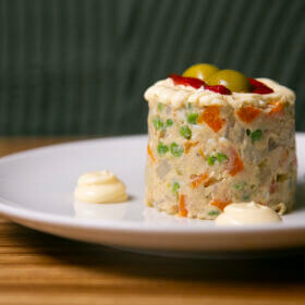 Ensaladilla de verdures feta a casa amb tonyina i maionesa