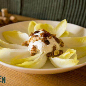 Endívies amb mousse de rocafort, fruits secs i panses