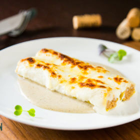 Canelons de pasta fresca, farcits de pollastre de pagès, gratinats i amb salsa de ceps