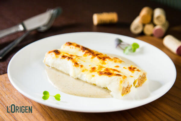 Canelons de pasta fresca, farcits de pollastre de pagès, gratinats i amb salsa de ceps