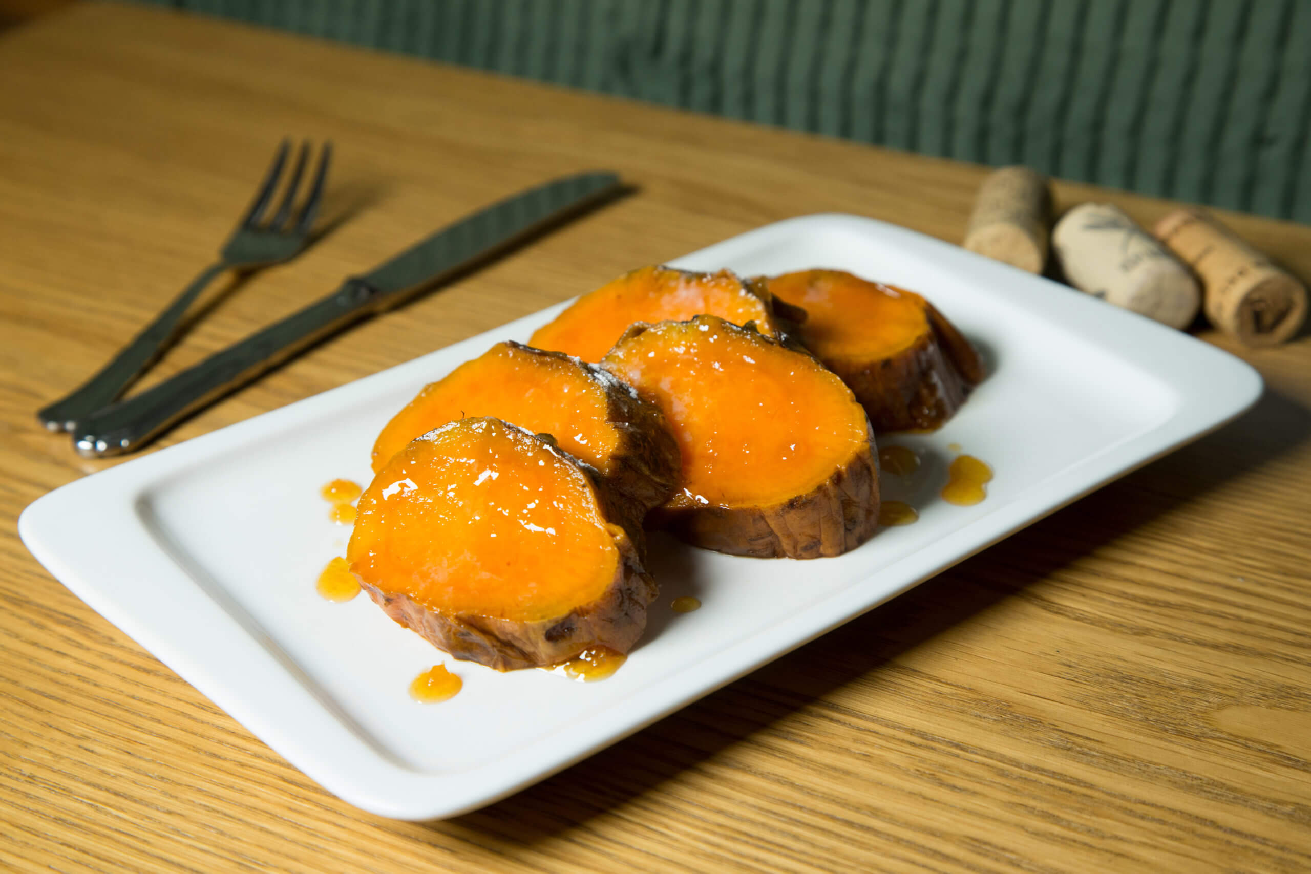 Moniatos cuits al caliu amb mel i sucre