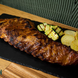 Costella de porc Duroc sencera a la brasa amb guarnició