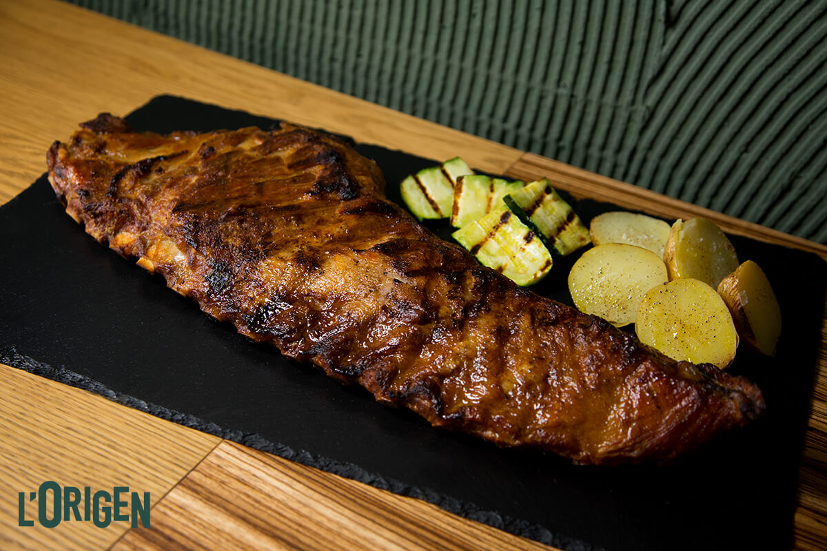Costella de porc Duroc sencera a la brasa amb guarnició